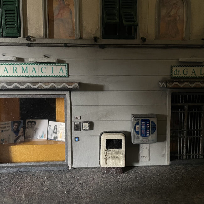 Particolare della farmacia nel diorama di santa croce sull'Arno